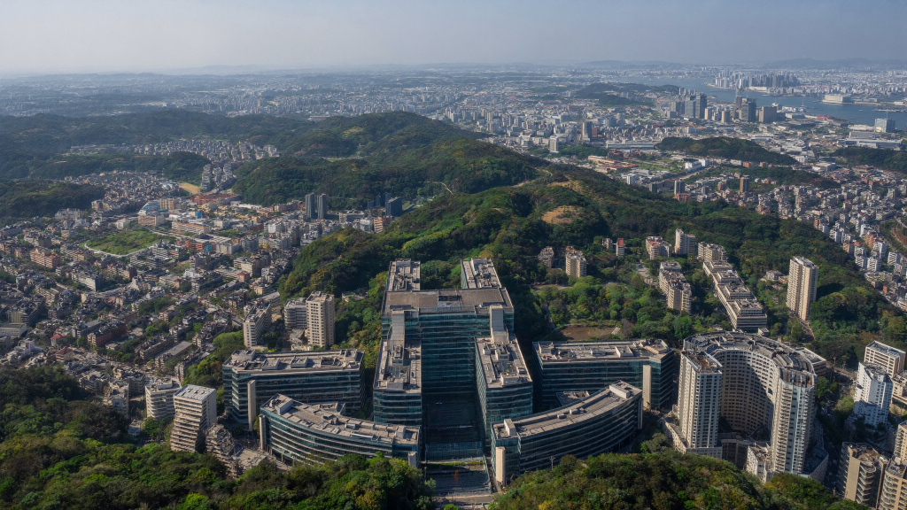 행정타운과 아파트 단지가 어우러진 도시 항공 전경